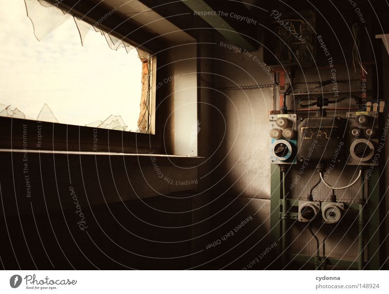 Ausgedient geheimnisvoll Symbole & Metaphern Wand Beschriftung Erzählung Erinnerung verfallen Leerstand Gebäude Fensterscheibe gebrochen Scherbe Gerät