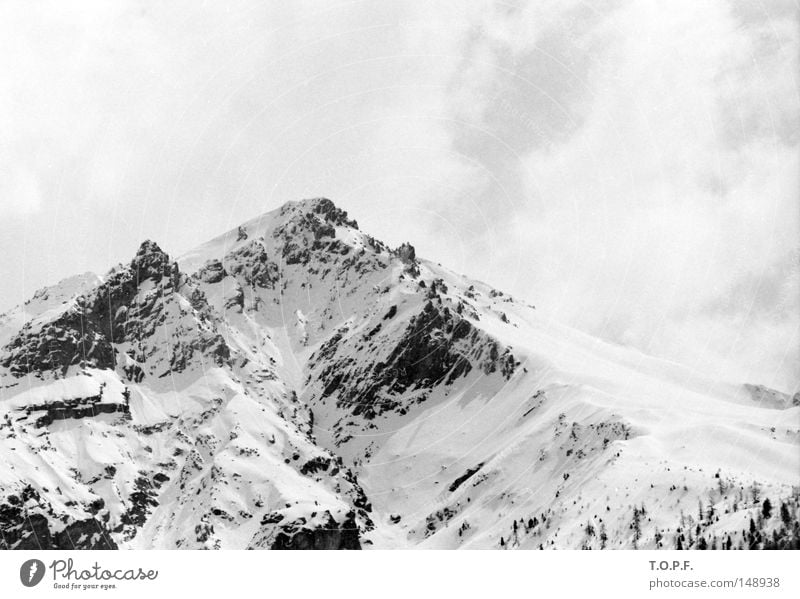 Graatzug Schwarzweißfoto Außenaufnahme Textfreiraum oben Tag Tourismus Ferne Freiheit Winter Schnee Berge u. Gebirge Umwelt Landschaft Felsen Alpen