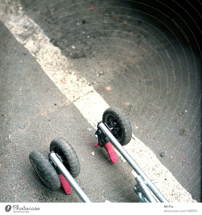 Liege Liège Kinderwagen Bürgersteig vergessen Linie weiß rosa Vertrauen Straße liegengelassen