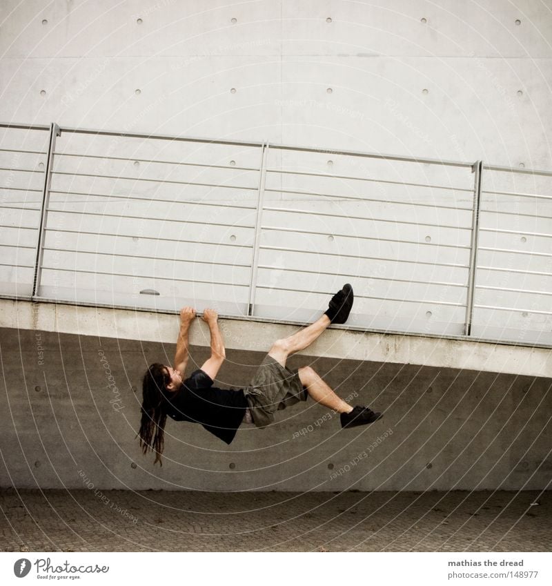 BLN 08 | VERTICAL LIMIT II Junger Mann Rastalocken langhaarig Fußgängerbrücke Beton Betonbauweise Betonwand Brückengeländer hängen hängend Klettern Le Parkour