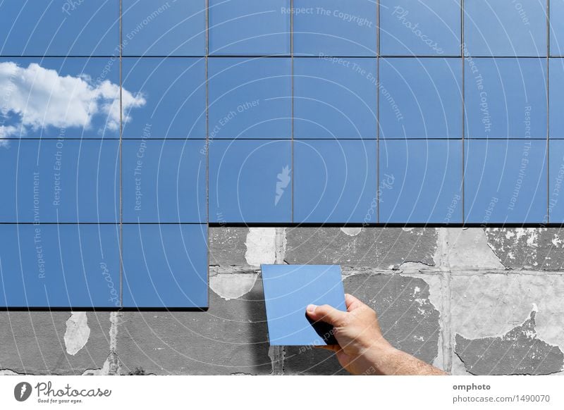 Konzeptionelles Bild der Renovierung und Isolierung der Wand eines alten Gebäudes. Eine menschliche Hand legt und montiert neue moderne Glasplatten auf die Fassade.