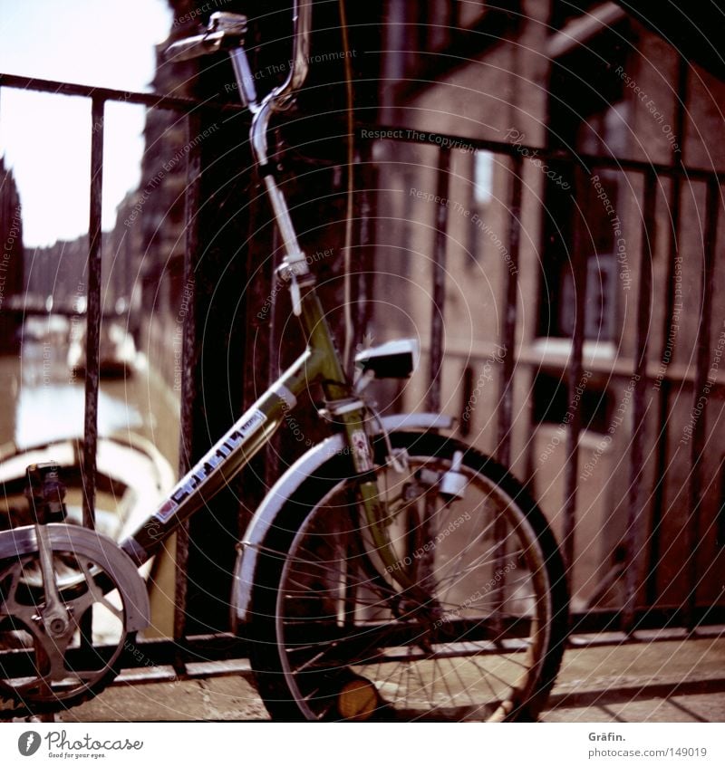 Drahtesel Fahrrad Reifen Klapprad Speichen Fahrradlenker Fahrradklingel Reflektor vorwärts fahren Bewegung Alte Speicherstadt Hamburg anlehnen angelehnt