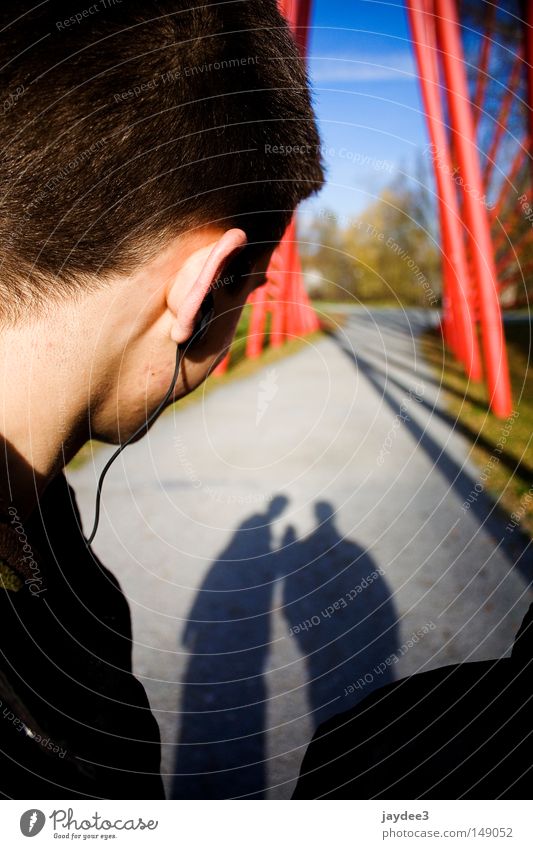 Sonniger Spaziergang Schatten Außenaufnahme Zusammensein 2 Schattenspiel Wege & Pfade Tiefenschärfe Ohr Musik Kopfhörer Schönes Wetter schön Jugendliche