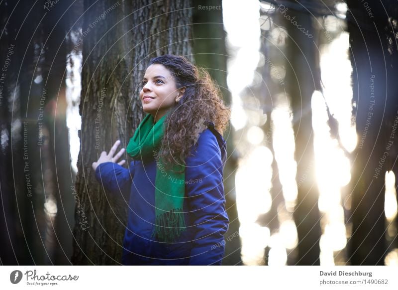 Natur genießen feminin Junge Frau Jugendliche Leben 18-30 Jahre Erwachsene Frühling Herbst Winter Schönes Wetter Baum Park Wald Urwald Jacke Schal brünett