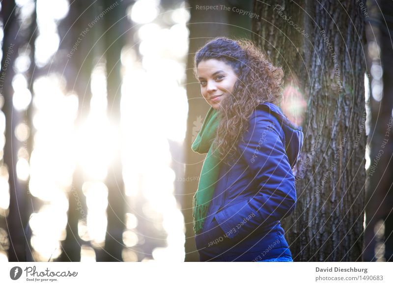 Natur genießen II feminin Junge Frau Jugendliche 18-30 Jahre Erwachsene Frühling Herbst Winter Schönes Wetter Baum Wald Jacke Schal brünett langhaarig Locken