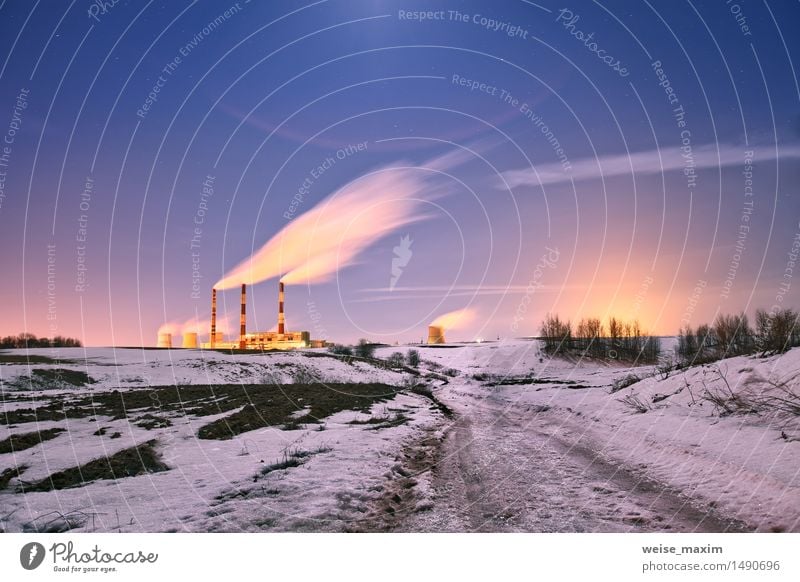 Kraftwerk in der Nacht. Winter Schnee Lampe Fabrik Industrie Natur Landschaft Pflanze Himmel Wolken Nachthimmel Stern Mond Eis Frost Kleinstadt Stadt Skyline