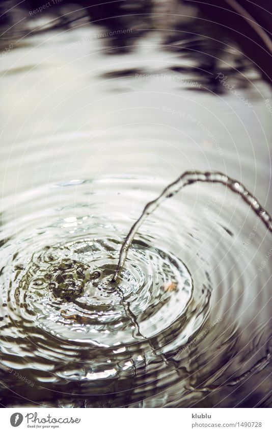 Wasser, das in Brunnenbeschaffenheitshintergrund fließt Gesicht Sommer Kind Hand Park Bewegung Coolness Fröhlichkeit frisch nass grün Springbrunnen kalt