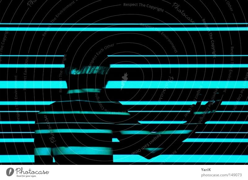 transparent Licht Mann Oberkörper Streifen mehrfarbig Lichtspiel Porträt Linie Barcode Farbenspiel Wand schwarz Schatten Schlagschatten horizontal zeigen deuten