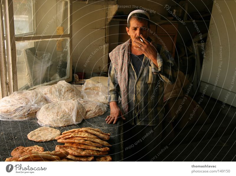 Bäckerei in Damaskus Syrien Brot rauchend Zigarette geschmackvoll Asien Mann Gastronomie Backwaren Orientalische Küche