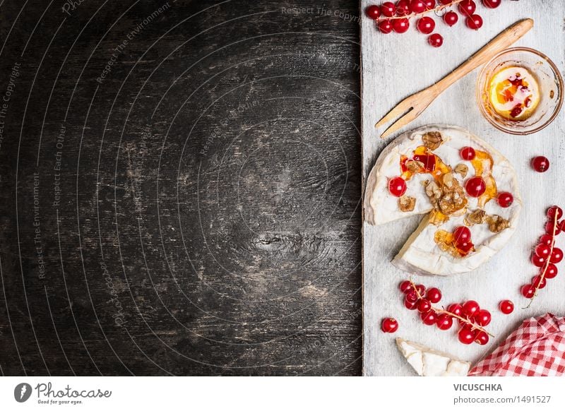 Camembert mit Beeren und Sauce auf rustikalem Hintergrund Lebensmittel Käse Frucht Dessert Ernährung Frühstück Abendessen Büffet Brunch Bioprodukte