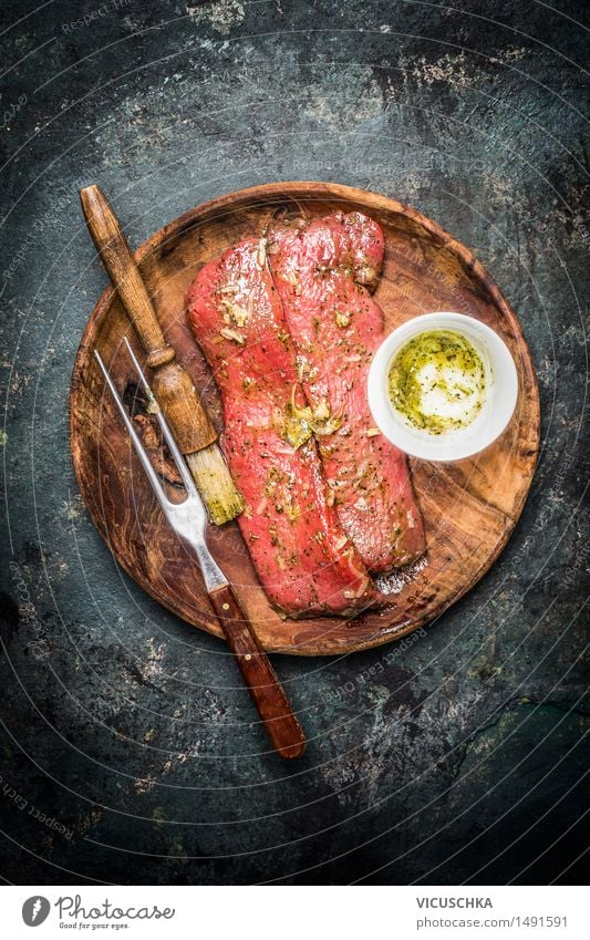 Marinierte Lammfilet zum Kochen oder Grill Lebensmittel Fleisch Kräuter & Gewürze Öl Ernährung Abendessen Festessen Teller Gabel Tisch Küche Design Stil