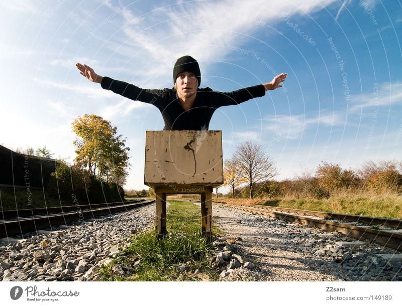 fly away Beginn Gleise Eisenbahn Himmel Sommer Physik Sonne Wolken Mütze Mann maskulin schwarz Stil lässig Freiheit Erholung grün Baum Herbst S-Bahn Mensch