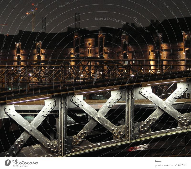 Nachtspeicher Wasser Himmel Brücke Verkehrswege Fußgänger Wege & Pfade Metall glänzend dunkel geheimnisvoll aufsteigen Alte Speicherstadt Kontor Lagerhalle