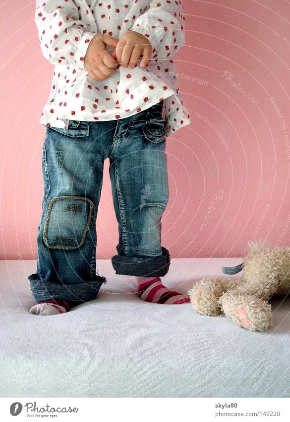 Himbeerblau Kind Kleinkind Mädchen Ringelsocken rosa Bett Spielzeug Hase & Kaninchen schön Jeanshose Kinderbett Stofftiere Unbekümmertheit Spielen Lebensfreude