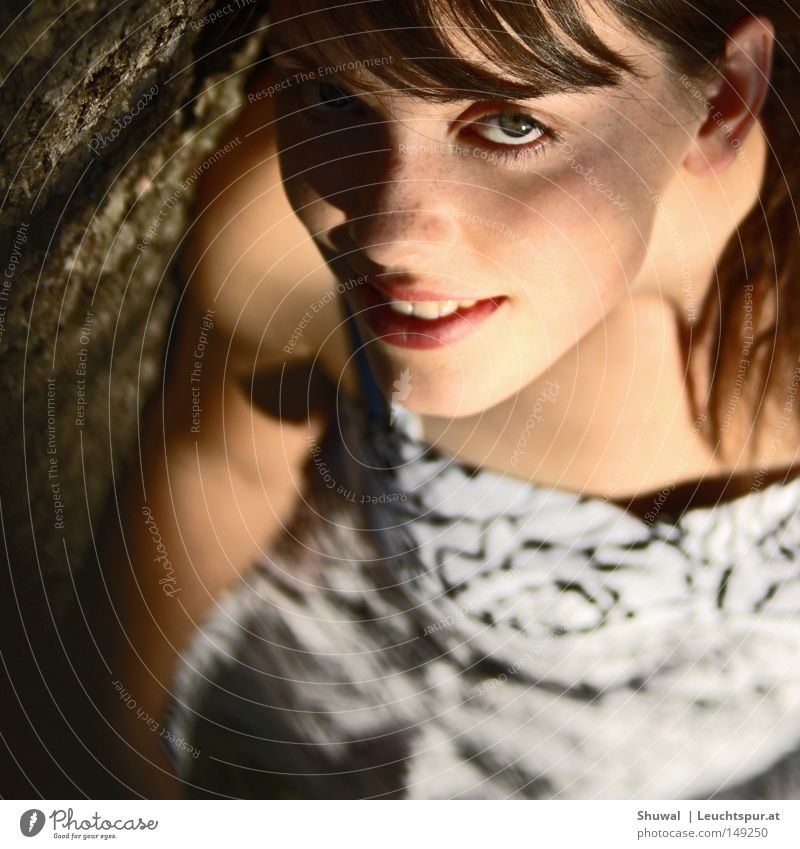 écoute Farbfoto Außenaufnahme Licht Schatten Lichterscheinung Sonnenlicht Vogelperspektive Porträt Blick in die Kamera Blick nach oben Lifestyle Freude schön