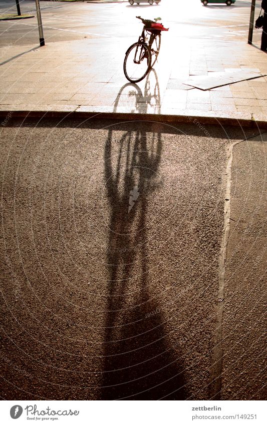 Mein Fahrrad Rad Reifen Straße Bürgersteig Fahrradweg Straßenverkehr Schatten Sonne Gegenlicht grell blenden warten Ausflug Tourismus Verkehrswege Spielen