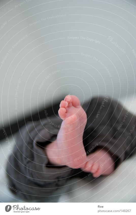 Turnpause Fuß Beine Zehen Mensch Kind Kleinkind Baby liegen strecken Erholung Bett Wohnung Hose Barfuß Bettlaken weiß süß klein harmonisch Tag Schlafzimmer grau