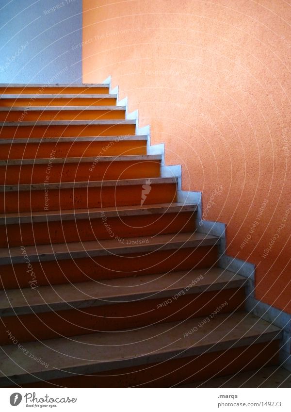 Aufstieg Farbfoto Innenaufnahme Textfreiraum oben Schatten elegant Häusliches Leben Haus Gebäude Architektur Treppe leuchten außergewöhnlich dunkel eckig Erfolg