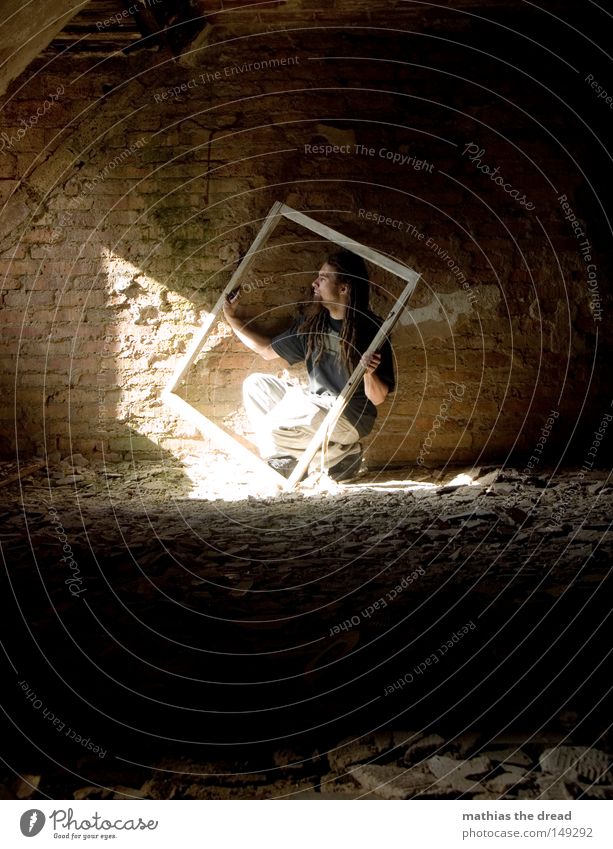 DURCHBLICK hell Örtlichkeit dunkel bedrohlich Fenster Bilderrahmen leer Kunst lustig skurril gebrochen Einsamkeit Sonne Hoffnung Raum unvollendet kaputt