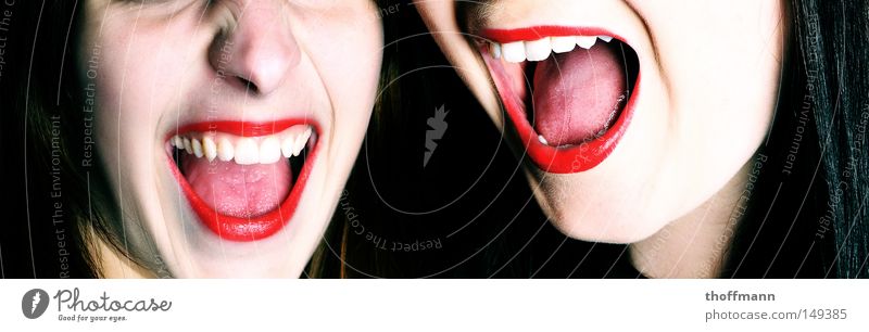 Shout it out loud!!! rot Lippenstift Mund Schminke schreiben Quietschen schreien gruselig geschminkt feminin zart weiß Angst Panik Frau Zunge bleich Zähne