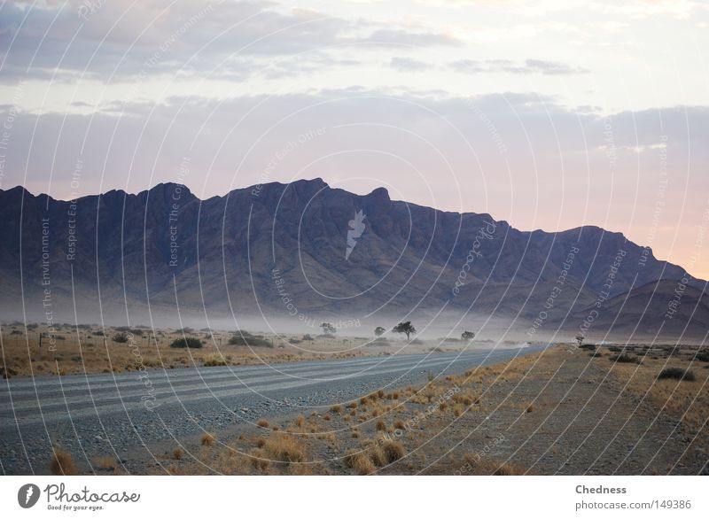 wüst Nebel Morgen Dämmerung Namibia Afrika Straße Langeweile trist Ödland Berge u. Gebirge Silhouette Wüste Erde Sand