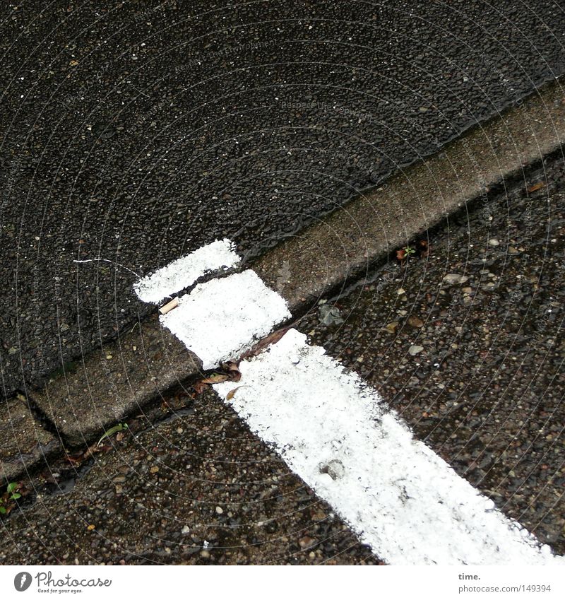 Extraportion Verkehrswege Straße Stein weiß Asphalt Ecke Bordsteinkante Überschreitung parallel diagonal Farbfoto Gedeckte Farben Außenaufnahme Menschenleer Tag