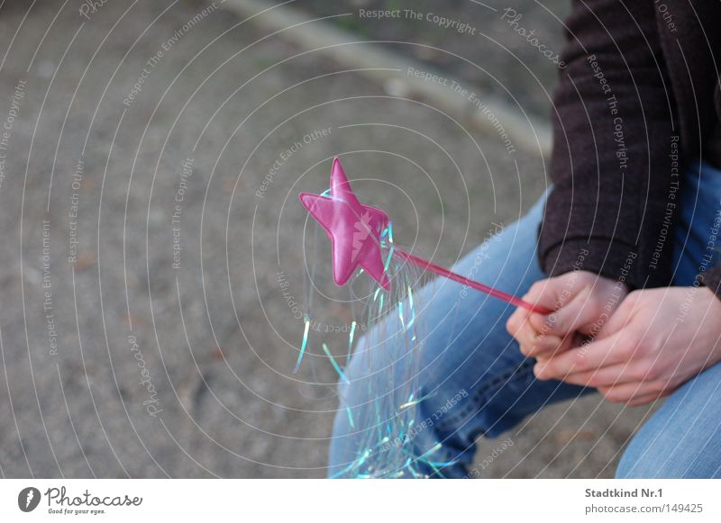 Der Zauberlehrling Fee Hand sitzen Jacke Stab Hose Straße rosa schwarz Mann maskulin blau grau Freude Langeweile Spielen Stern (Symbol)