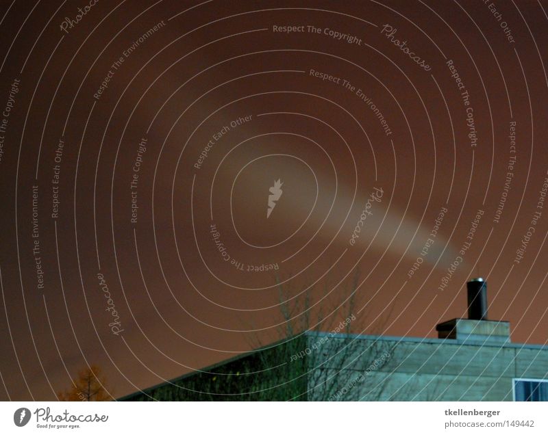 Verhust Haus Himmel Wolken Nebel Wärme Baum Gebäude Beton Rauch dunkel grau rot weiß gefährlich Stress Umweltverschmutzung Abgas Ozon Ozonloch Feinstaub