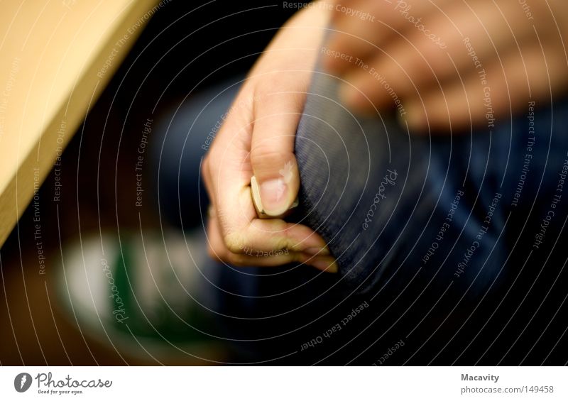 In Umklammerung Farbfoto Gedeckte Farben Innenaufnahme Detailaufnahme Kunstlicht Schwache Tiefenschärfe Stil schön Maniküre Kosmetik Lippenstift Hand Beine 1