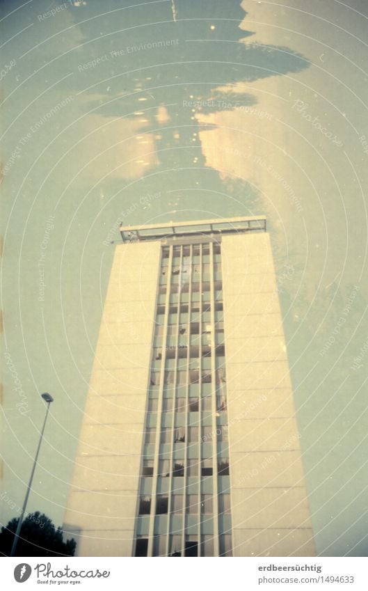 House of the rising cloud Stadt Hochhaus Bauwerk Gebäude Fenster stehen Endzeitstimmung Fortschritt bedrohlich Krise nachhaltig Umwelt Umweltverschmutzung