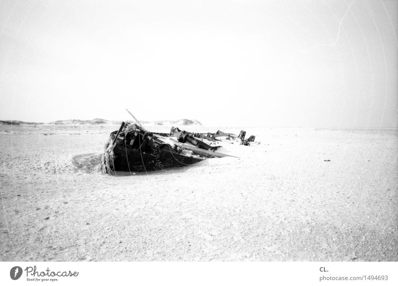 wrack Umwelt Natur Landschaft Sand Himmel Wolkenloser Himmel Schönes Wetter Küste Strand Insel Schifffahrt Schiffswrack alt Verfall Vergänglichkeit Zerstörung