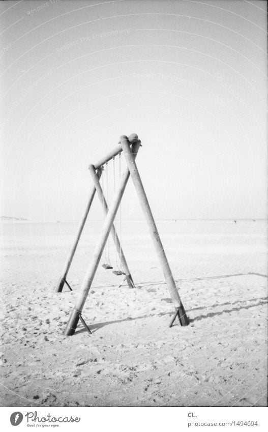 schaukel Spielen Ferien & Urlaub & Reisen Ferne Sommerurlaub Strand Sand Schönes Wetter Schaukel ruhig Schwarzweißfoto Außenaufnahme Menschenleer