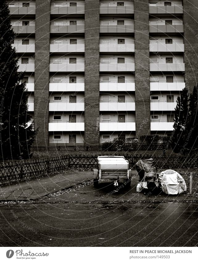 [URBAN_RESEARCH-01] Stadt Wohnung Hochhaus hoch Straße Bürgersteig Zaun Gartenzaun Baum Nadelbaum Tanne Außenanlage Teer Asphalt Straßenbau erschließen