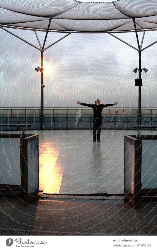 oh rainy day, come round Himmel Symmetrie Reflexion & Spiegelung Scheinwerfer Bühnenbeleuchtung Geländer Gerüst Arena Schlittschuhlaufen Hochhaus Stadt Wolken