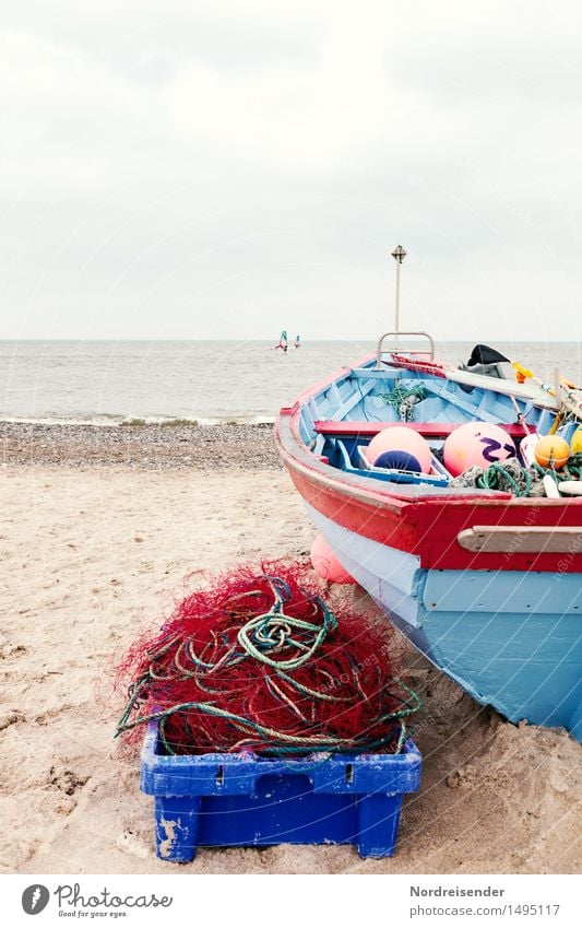 Küstenfischer Arbeit & Erwerbstätigkeit Beruf Arbeitsplatz Mittelstand Strand Nordsee Meer Schifffahrt Fischerboot Kasten frisch maritim ruhig Fernweh Horizont