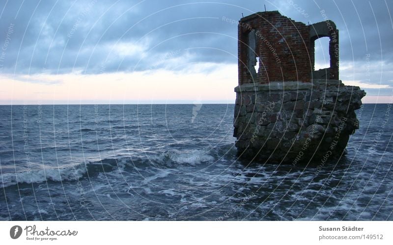 Es war einmal.... Ostsee Kap Arkona Leuchtturm Meer Wasser kalt 2007 Dezember Spaziergang Klippe Stein Haus Fenster Himmel schlechtes Wetter Rauschen Zement