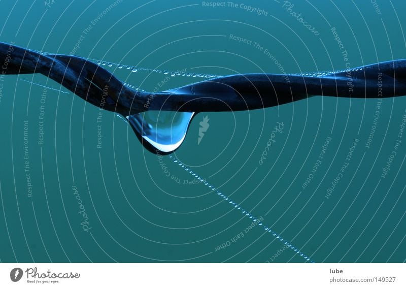 Tautropfen Wassertropfen Draht Zaun Spinnennetz Morgen zerbrechlich Trauer Einsamkeit filigran Natur Verzweiflung Frieden Morgendämmerung