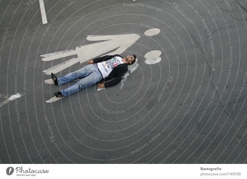 skurriles Eheleben Straße Perspektive Mensch Mann Frau Partnerschaft Teer Verkehr lustig Bett Schlafzimmer grau Beton Flirten Erholung Pause Bekleidung Stil