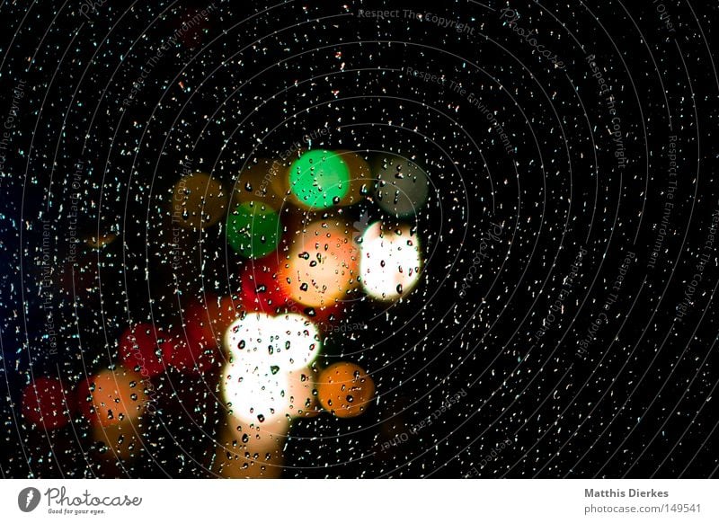 Fenster Licht Stimmung Lichtstimmung Lichtpunkt rot grün weiß Regen schlechtes Wetter Ampel fahren unterwegs Abend Nacht Dämmerung Optiker Unschärfe unklar