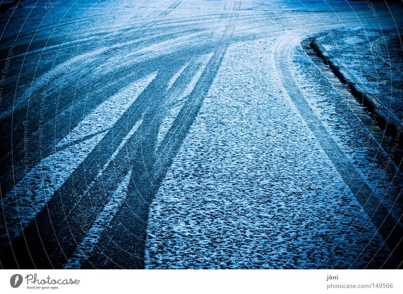 Spurwechsel Spuren Silhouette Pulverschnee Ecke Luft Wind feucht nass hart Straße unentschlossen Zweifel Beton Asphalt gefährlich Rutschgefahr Winter Schnee