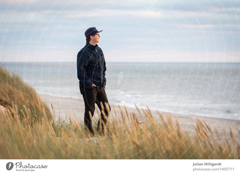 Aussicht auf den Düne Ausflug Strand Meer Mensch maskulin Junger Mann Jugendliche 1 18-30 Jahre Erwachsene Denken Erholung Blick stehen warten Erfolg