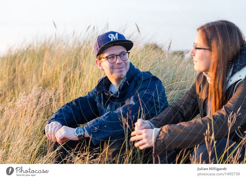 Reden auf der Düne Ferien & Urlaub & Reisen Ferne Strand Meer Mensch maskulin feminin Junge Frau Jugendliche Junger Mann 2 18-30 Jahre Erwachsene Natur Sand