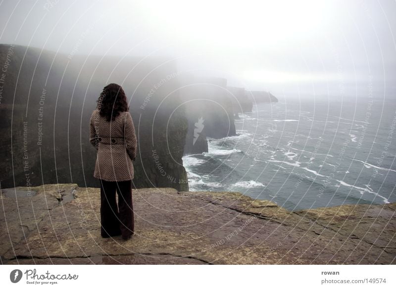 Küstenwache Farbfoto Gedeckte Farben Textfreiraum oben Tag Ferne Strand Meer Wolken Nebel Felsen Denken dunkel hoch Fernweh ruhig Klippe Republik Irland