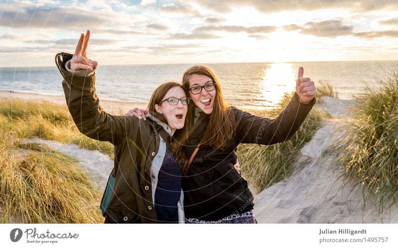 peace Lifestyle elegant Ferien & Urlaub & Reisen Sommer Strand Meer Mensch feminin Junge Frau Jugendliche 2 18-30 Jahre Erwachsene Gras Sträucher beobachten