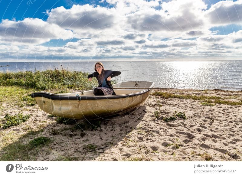 schwimm Lifestyle Ferien & Urlaub & Reisen Sommer Strand Meer Mensch feminin Junge Frau Jugendliche 1 18-30 Jahre Erwachsene Gras Sträucher beobachten glänzend