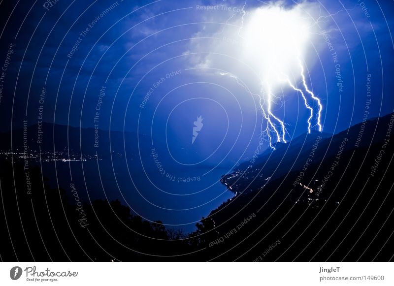 light my sky Gewitter Regen Nacht dunkel trüb schlechtes Wetter Wolken entladen See Berge u. Gebirge Wasser Baum Felsen Stein Bergdorf Dorf Blitze Donnern