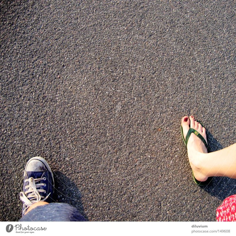 taking a walk Schuhe Zehen Sommer Straße Asphalt Chucks Flipflops Jugendliche Fuß Barfuß