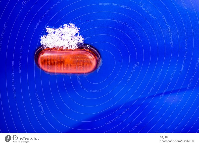 Schnee auf Reflektor ruhig Winter Wetter Verkehr Autofahren PKW blau rot weiß Idylle Schneehaube Straßenverhältnisse Stlileben Jahreszeiten Schneelandschaft