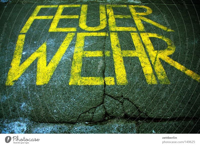 FEUERWEHR Brand Feuer Feuerwehrmann Feuerwehrauto brennen löschen Versicherung Einsatz gefährlich Vorsorge Schriftzeichen Typographie Aufschrift Parkplatz