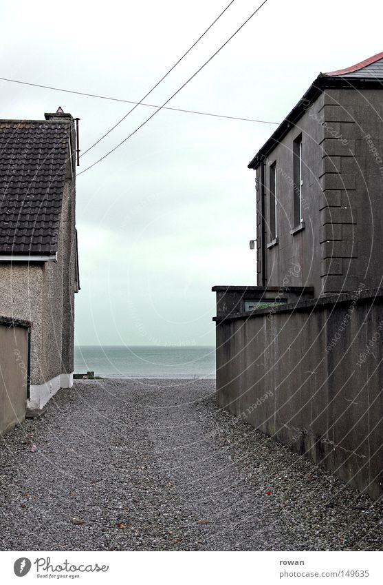 strandzufahrt Gasse Straße Meer Strand Nachbar Wege & Pfade dunkel alt Trauer leer kalt Zufahrtsstraße Vergänglichkeit Verkehrswege häuserschlucht Traurigkeit